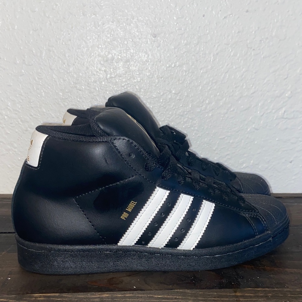 Adidas pro model ADV Black and White High-Tops with Gold Accents size 5